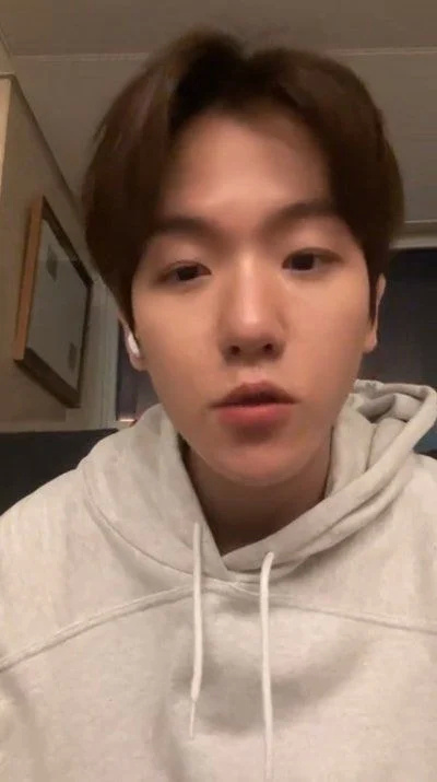 EXO成员边伯贤将于4月入伍 直播中亲口告诉粉丝