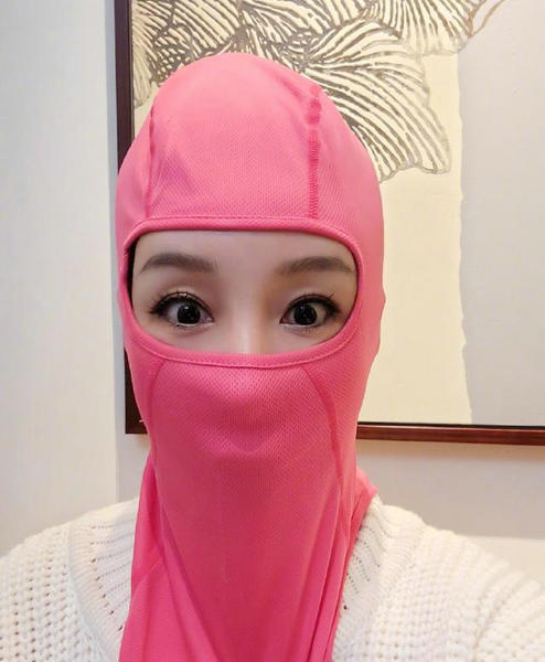 秦海璐戴老公送的脸基尼自拍 调侃：防晒有比我厉害的吗