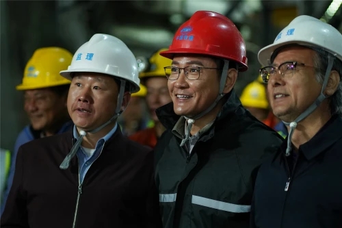 倪新宇《高铁作证》杀青 致敬大国工匠精神