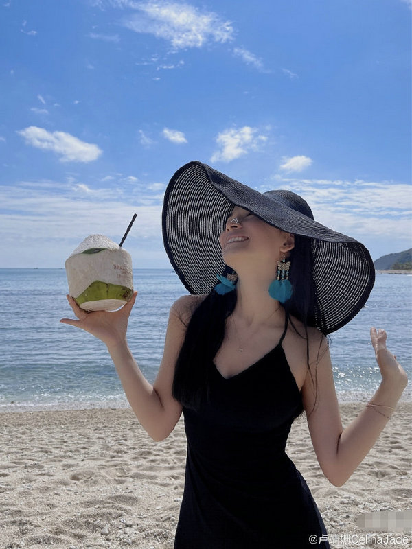 韩庚老婆卢靖姗在海边度假 穿开衩裙秀长腿