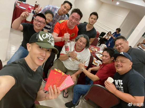 吴尊与妻子参加同学聚会 网友:不像一辈人