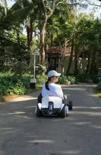 钱泳辰分享吕一玩平衡车视频 喊老婆