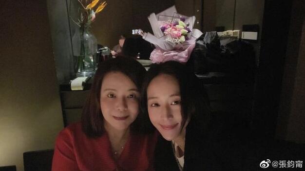张钧甯为妈妈庆生 母女二人贴脸自拍似姐妹花