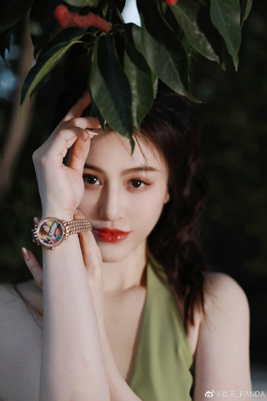 “元气少女”葛天晒美照,青春气十足似偶像剧女主